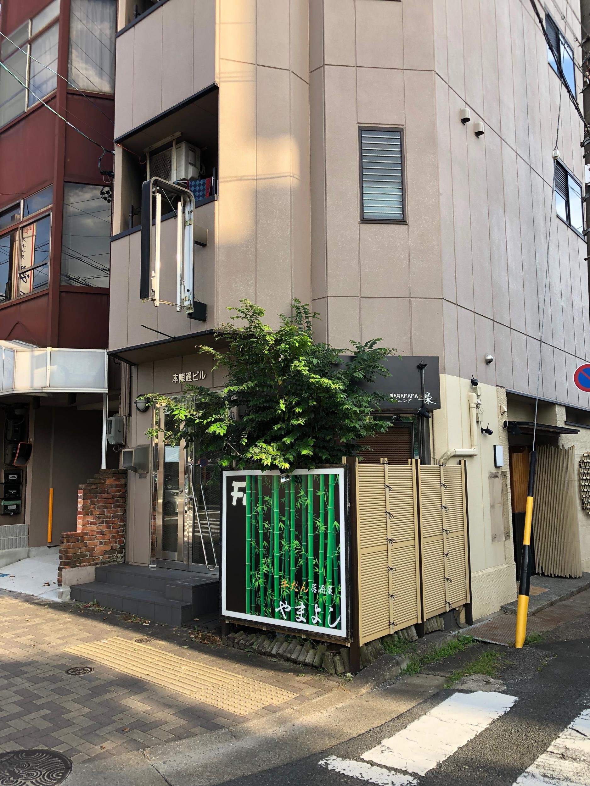 看板サイト:目立つ飲食店の魅力的な看板デザイン：街のグルメ文化を看板で伝える、看板屋の責任を感じる