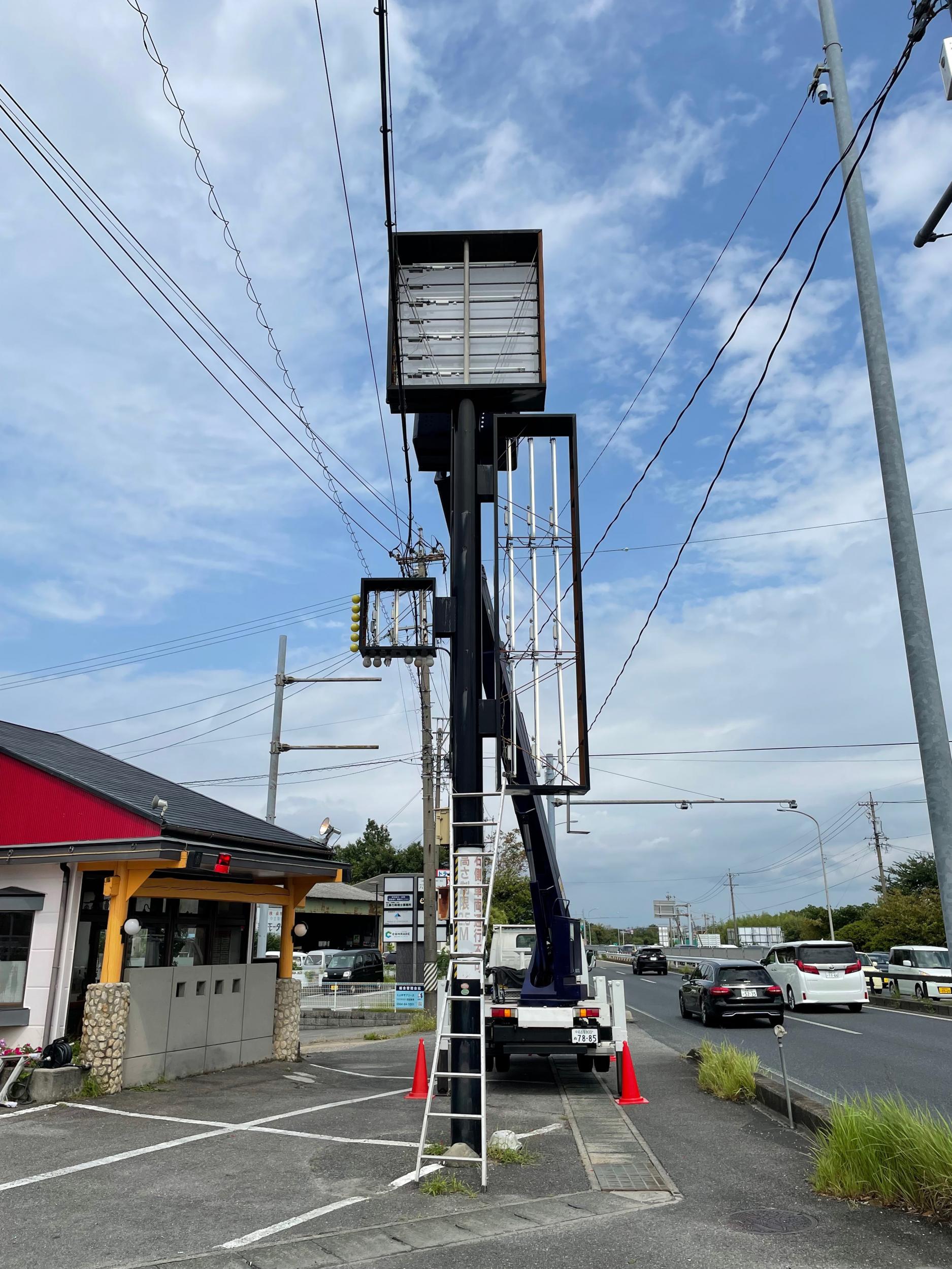 看板サイト:目立つ飲食店の魅力的な看板デザイン：街のグルメ文化を看板で伝える、看板屋の責任を感じる