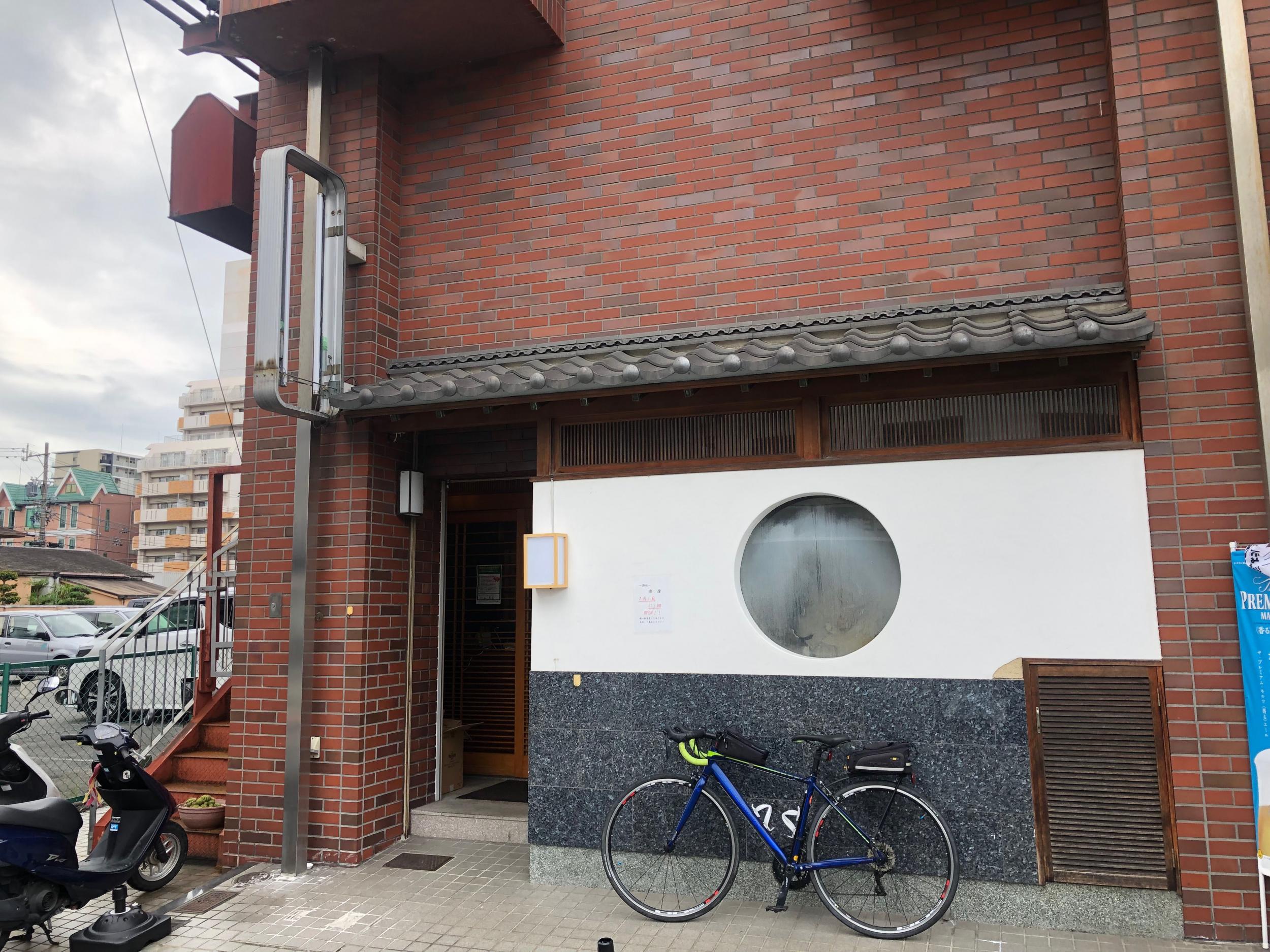 看板サイト:目立つ飲食店の魅力的な看板デザイン：街のグルメ文化を看板で伝える、看板屋の責任を感じる