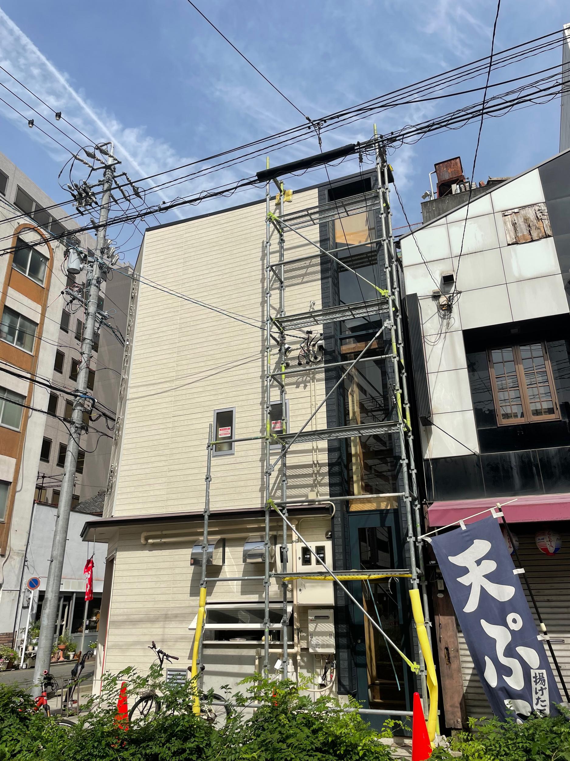 看板サイト:目立つ飲食店の魅力的な看板デザイン：街のグルメ文化を看板で伝える、看板屋の責任を感じる