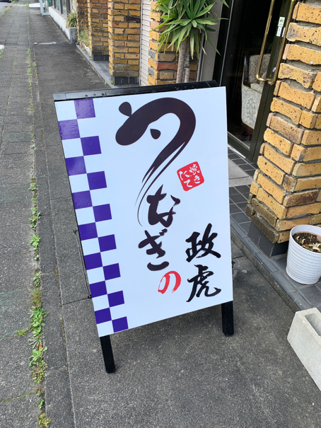 看板サイト:目立つ飲食店の魅力的な看板デザイン：街のグルメ文化を看板で伝える、看板屋の責任を感じる