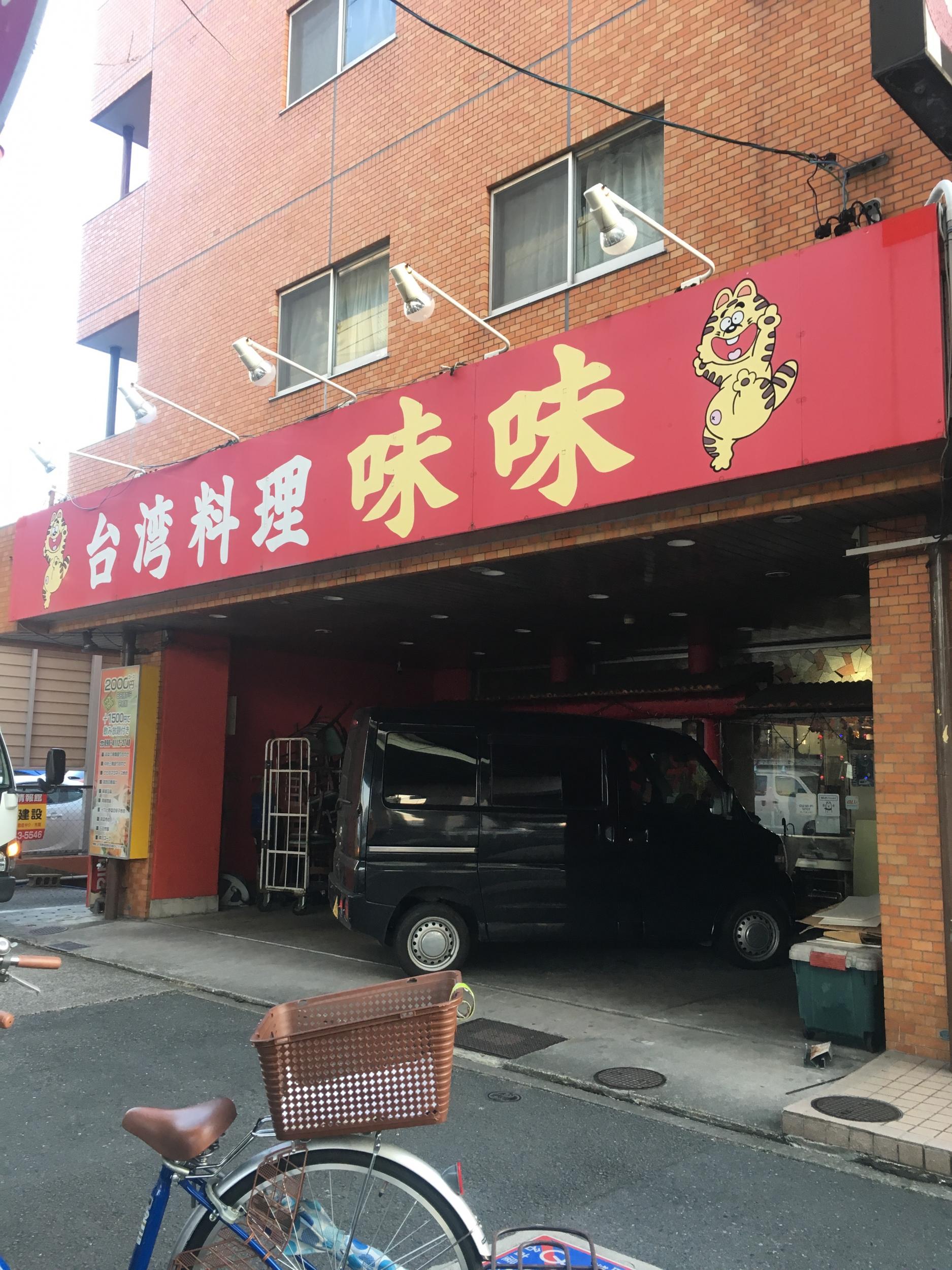 看板サイト:目立つ飲食店の魅力的な看板デザイン：街のグルメ文化を看板で伝える、看板屋の責任を感じる